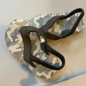 Osh kosh baby flip flops size 3/4. Never worn.